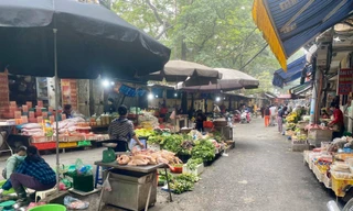 Dù giá xăng giảm sâu nhưng các mặt hàng thiết yếu như lương thực, thực phẩm vẫn tăng cao.