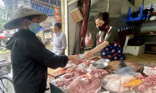 Lợn hơi tăng 'phi mã', 200.000 đồng chưa mua được 1kg thịt lợn