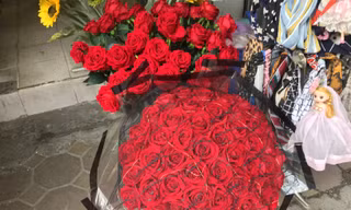 Hoa 'vĩnh cửu' tiền triệu đắt khách dịp Valentine