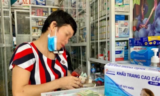 Hà Nội liên tiếp có ca mắc COVID-19, khẩu trang lên cơn 'sốt giá'