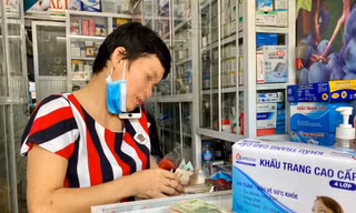 Hà Nội liên tiếp có ca mắc COVID-19, khẩu trang lên cơn 'sốt giá'