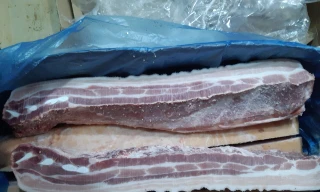 Thịt lợn đông lạnh nhập khẩu hiếm có ở siêu thị.