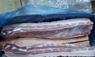 Thịt lợn đông lạnh nhập khẩu hiếm có ở siêu thị.