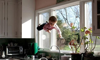 Kỳ lạ em bé biết bay