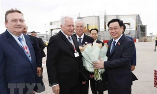 Chủ tịch Quốc hội Vương Đình Huệ bắt đầu thăm chính thức Hungary