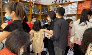 Phụ huynh Hà Nội tất bật sắm đồng phục cho trẻ trở lại trường