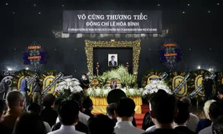 Chủ tịch nước Nguyễn Xuân Phúc viếng Phó Chủ tịch thường trực UBND TPHCM Lê Hòa Bình