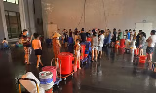Dân chung cư Hà Nội mang xô, chậu xếp hàng lấy nước sạch trong đêm