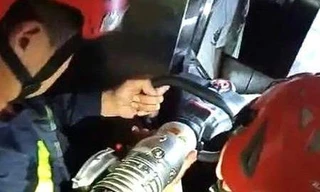 CLIP: Cảnh sát phá cửa cứu 2 người mắc kẹt trong thang máy ở Đà Nẵng