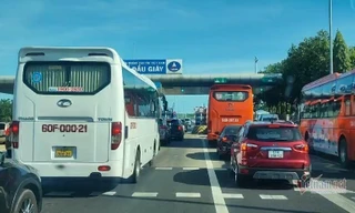 Cao tốc TP.HCM- Long Thành ùn tắc, nghìn ô tô 'chôn chân' ngày mùng 2 Tết