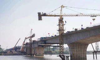 Hợp long cây cầu nghìn tỷ dài nhất trên cao tốc đoạn Mai Sơn - QL45