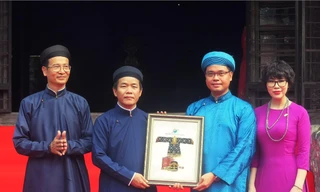 Huế chính thức tiếp nhận 2 cổ vật giá trị do Tập đoàn Sunshine hiến tặng