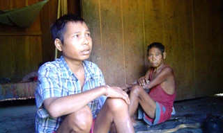 Hai cha con ông Rầy và anh Sơn mệt mỏi vì bệnh tật