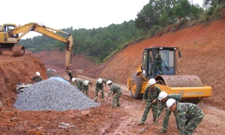 Cán bộ, chiến sĩ Phân đội 1 (Đoàn công binh 575) thi công trên công trình đường tuần tra biên giới ở huyện Lộc Bình, Lạng Sơn