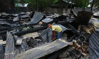 Hiện trường một vụ phóng hỏa đốt nhà do những người theo đạo Phật nhằm vào những người đạo Hồi ở Myanmar hồi tháng 8