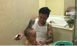 Ca sĩ Tuấn Hưng trổ tài tắm cho con