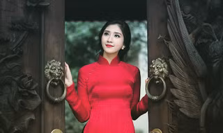Nữ sinh Việt Nam ấn tượng xinh đẹp với áo dài đỏ