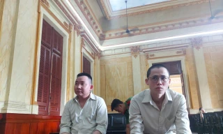 Hai bị cáo tại phiên tòa.