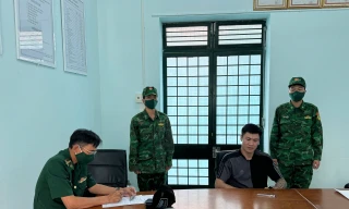 Biên phòng Tây Ninh đang làm việc với đối tượng có lệnh truy nã. Ảnh: BPTN