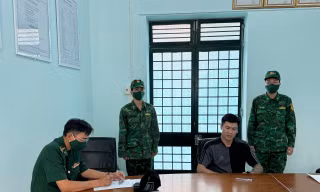 Biên phòng Tây Ninh đang làm việc với đối tượng có lệnh truy nã. Ảnh: BPTN