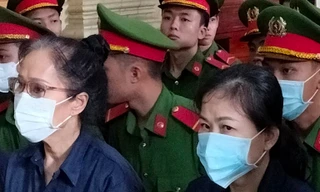 Bị cáo Nguyễn Thị Minh Phụng (phải)