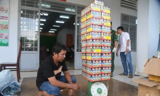 Nguyễn Văn Quốc cùng tang vật 158kg pháo nổ các loại. Ảnh: BĐTN