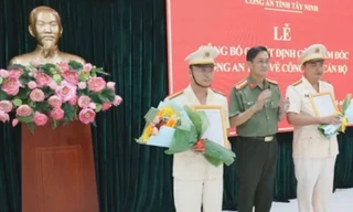 Giám đốc Công an tỉnh Tây Ninh, đại tá Nguyễn Văn Trãi trao quyết định và tặng hoa chúc mừng.