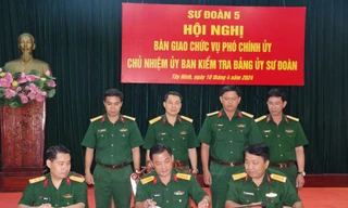 Ký nhận biên bản bàn giao. Ảnh: BTN