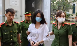 Bị cáo Trần Thị Ngọc Trinh tại tòa.