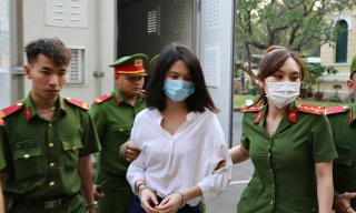 Bị cáo Trần Thị Ngọc Trinh tại tòa.