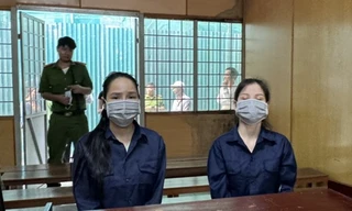 Hai bị cáo tại phiên tòa.