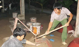 Vua chậu cảnh (phải) trực tiếp dạy nghề cho thợ mới