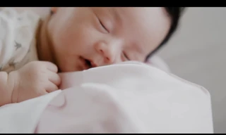 Ông xã Hoa hậu Đặng Thu Thảo hé lộ ảnh cận mặt con trai 2 tháng tuổi 