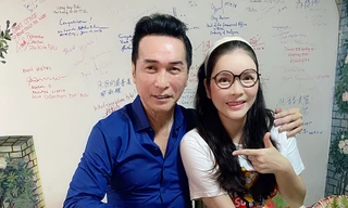 Ca sĩ Nguyễn Hưng phong độ trong tiệc sinh nhật tuổi 65 bên 'kiều nữ' Lý Nhã Kỳ