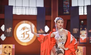 Võ Hoàng Yến hoá 'mỹ nhân cổ trang', khoe chân dài thẳng tắp với áo tắm lạ mắt