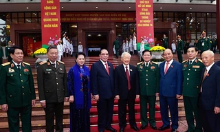 Tổng Bí thư, Chủ tịch nước Nguyễn Phú Trọng; Thủ tướng Chính phủ Nguyễn Xuân Phúc và Chủ tịch Quốc hội Nguyễn Thị Kim Ngân với các đại biểu dự Đại hội. 