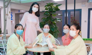 Đeo khẩu trang kín mít, Hoa hậu Ngọc Hân vẫn đẹp rạng rỡ với áo dài khi đi tặng sách