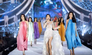Diện đầm rực rỡ sắc màu, 35 thí sinh trình diễn ấn tượng bên ca sĩ Thu Phương.