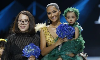 H'Hen Niê và mẫu nhí Hà My trên sàn diễn thời trang.