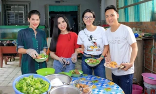 Trang Trần cùng Đại sứ Nhân ái Hương Hoàng nấu ăn cho các cụ già neo đơn