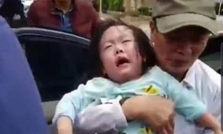 Giải cứu 2 bé gái mắc kẹt trong ô tô bị khóa cửa tự động