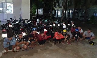 Nhiều người đua xe bị đưa về trụ sở công an xử lý sáng 20/2. Ảnh: Hoàng Trường.