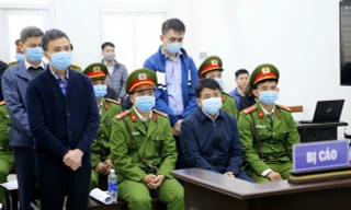 Bị cáo Nguyễn Đức Chung (ngồi) và 3 đồng phạm tại phiên xét xử. (Ảnh: TTXVN).