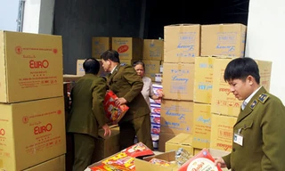 Tạm giữ hơn 2 tấn bánh kẹo, mỳ chính vi phạm nhãn mác