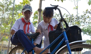 Chị và em học cùng một lớp