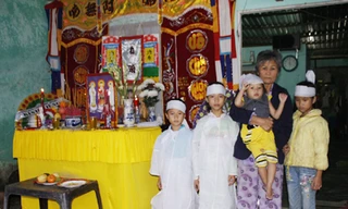 Côi cút bên bà ngoại Ảnh: N.T