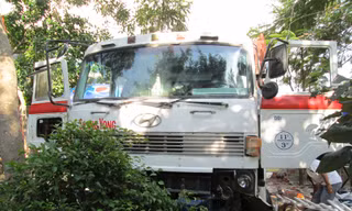 Chạy quá tốc độ, xe tải đâm vào Resort