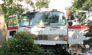 Chạy quá tốc độ, xe tải đâm vào Resort