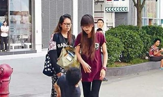 Cô gái túm tóc, tát bạn trai tới tấp trên phố