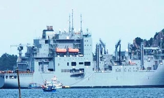 Tàu hải quân Hoa Kỳ vào vịnh Cam Ranh sửa chữa